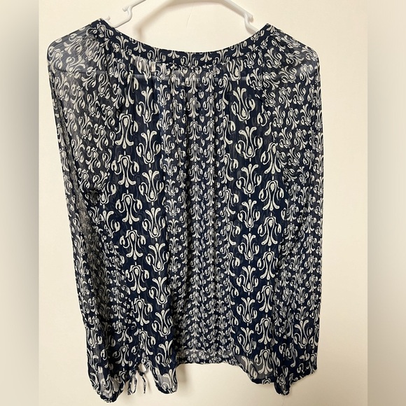 ROSE AND OLIVE NAVY SHEER SIZE M BLOUSE WITH FRONT TIE CLOSURE & SLEEVE TIES - Picture 7 of 7